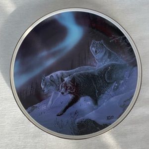 Collectables Plate with Wolves “Under the Northern Lights” collection.